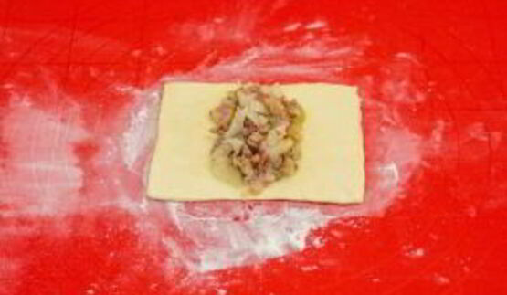 пирожки из слоеного теста с капустой, беконом и фаршем