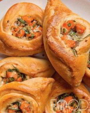 Пирожки из слоеного теста с рыбой