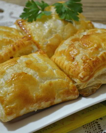 Рецепт пирожков с капустой из слоеного бездрожжевого теста