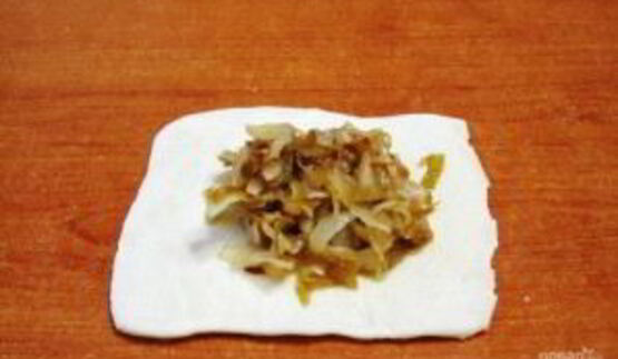 пирожки с капустой из слоеного теста