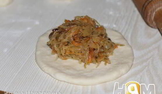 пирожки с квашеной капустой и белыми грибами