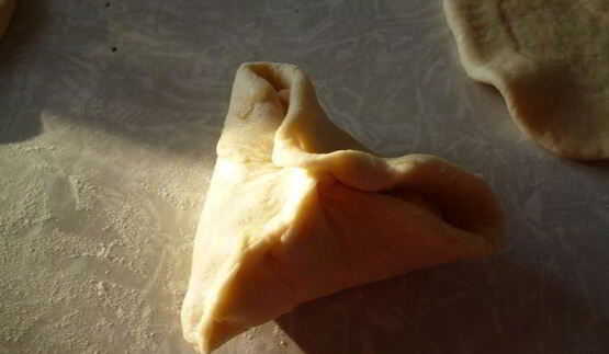 пирожки с вкусом пиццы из ленивого дрожжевого теста