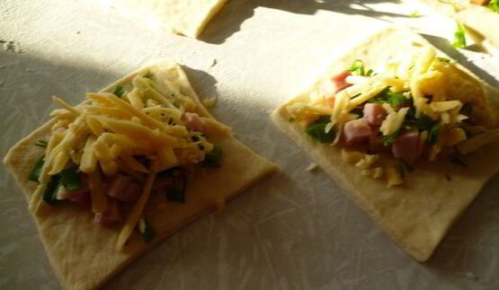 пирожки с вкусом пиццы из ленивого дрожжевого теста