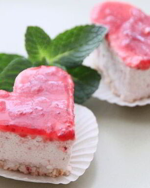 Кокосово-клубничное пирожное