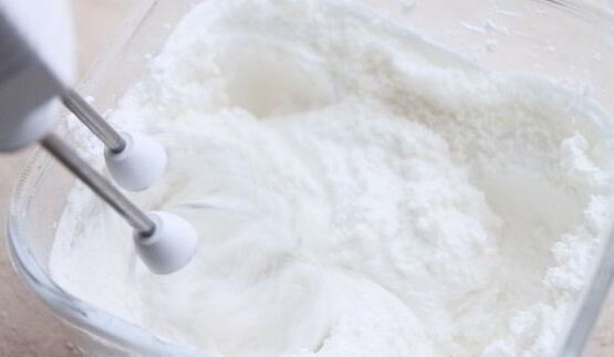 кокосово-клубничное пирожное