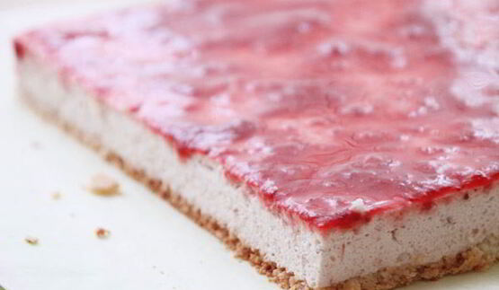 кокосово-клубничное пирожное