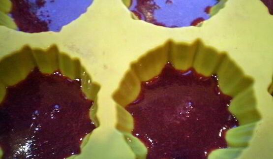 муссовое пирожное с персиком и смородиной