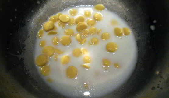 муссовое пирожное с персиком и смородиной