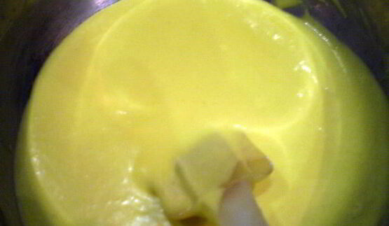 муссовое пирожное с персиком и смородиной