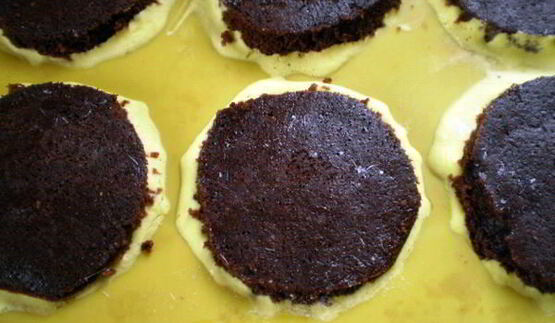 муссовое пирожное с персиком и смородиной