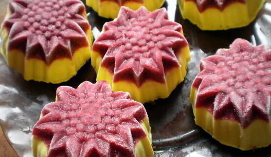 муссовое пирожное с персиком и смородиной