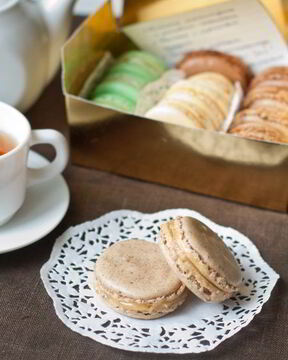 Пирожные макарон с чаем Эрл Грей и соленой карамелью