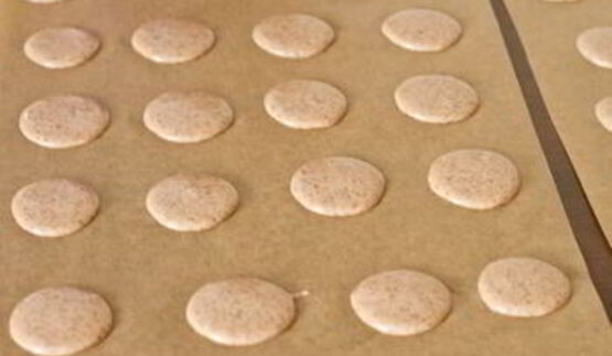 пирожные макарон с чаем эрл грей и соленой карамелью