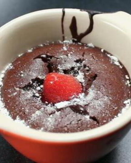 Рецепт шоколадных пирожных с клюквенным соусом