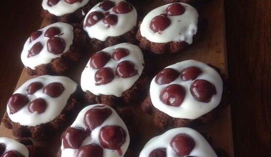 шоколадные пирожные с вишней