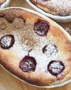 Сливочное пирожное с вишней