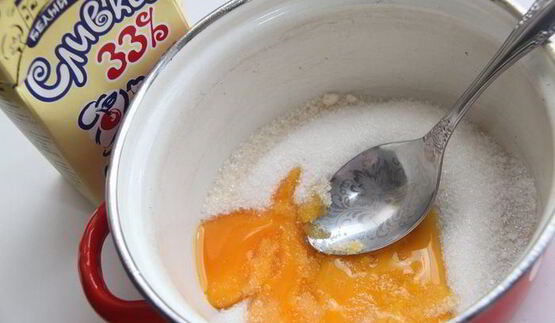 сливочное пирожное с вишней