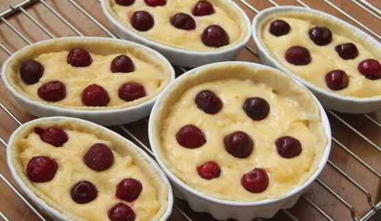 сливочное пирожное с вишней