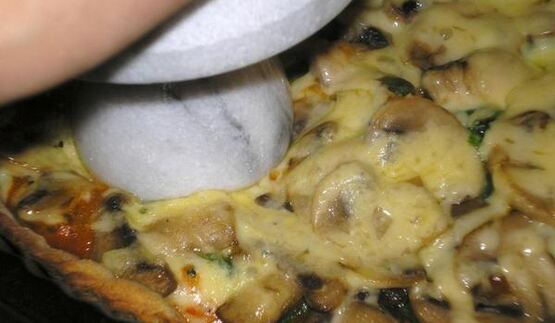 флорентийская пицца со шпинатом и грибами