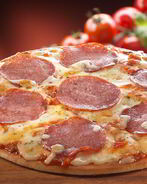 Классическая пицца с колбасой
