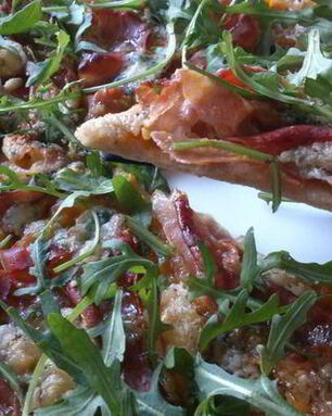 Пицца из ржаной муки с тыквенным соусом и хамоном