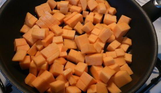 пицца из ржаной муки с тыквенным соусом и хамоном