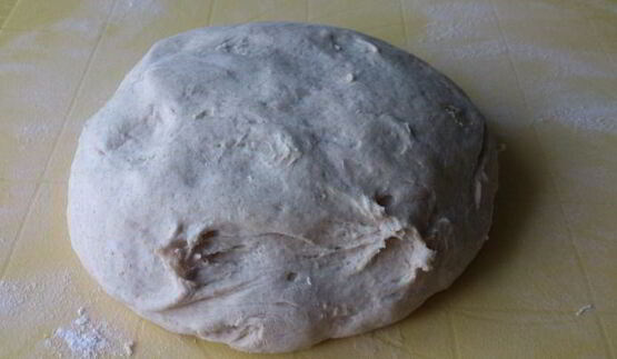 пицца из ржаной муки с тыквенным соусом и хамоном