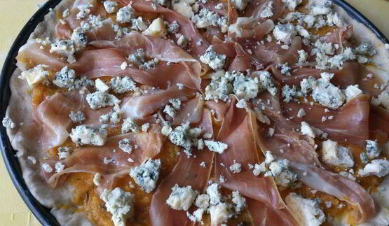 пицца из ржаной муки с тыквенным соусом и хамоном