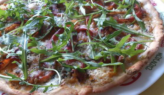 пицца из ржаной муки с тыквенным соусом и хамоном