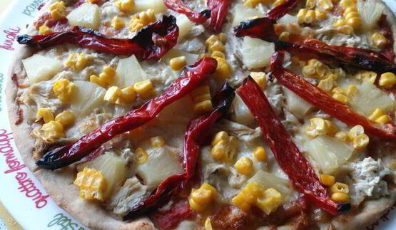 пицца из ржаной муки с тыквенным соусом и хамоном