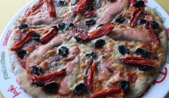 пицца из ржаной муки с тыквенным соусом и хамоном