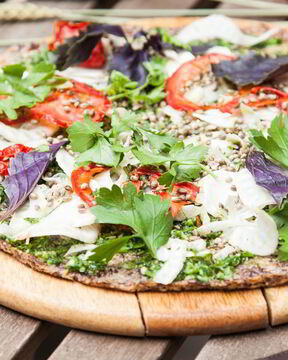 Пицца из семян льна и миндаля