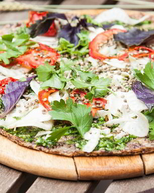 Пицца из семян льна и миндаля