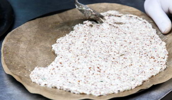 пицца из семян льна и миндаля