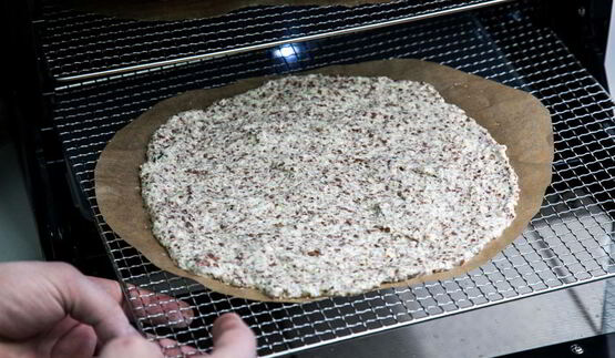 пицца из семян льна и миндаля