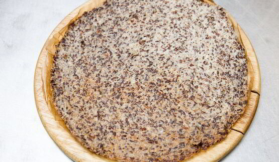 пицца из семян льна и миндаля