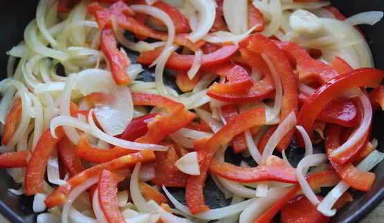 пицца маринара на томатном тесте