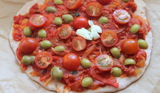 пицца маринара на томатном тесте