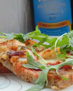 Пицца на гречневой муке с острыми креветками и руколой