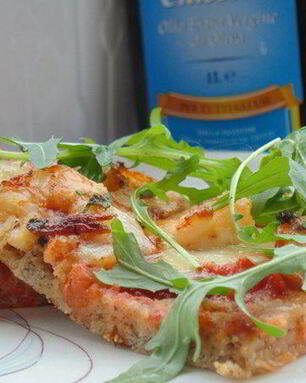 Пицца на гречневой муке с острыми креветками и руколой