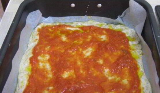 пицца на гречневой муке с острыми креветками и руколой