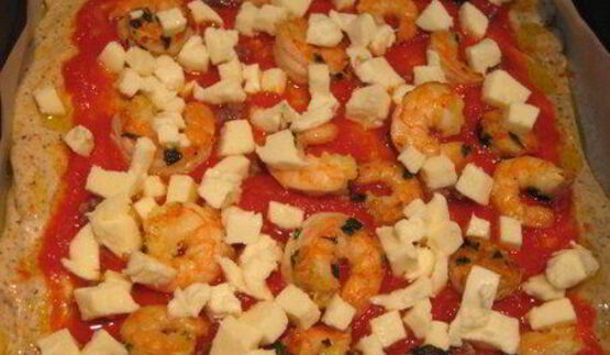 пицца на гречневой муке с острыми креветками и руколой