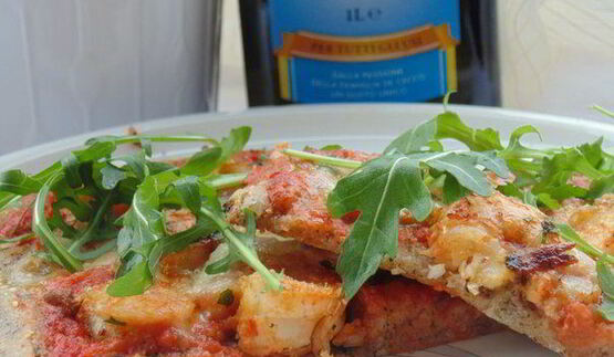 пицца на гречневой муке с острыми креветками и руколой