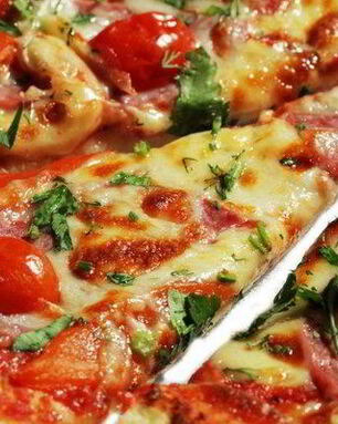 Пицца на тонком тесте с овощным соусом