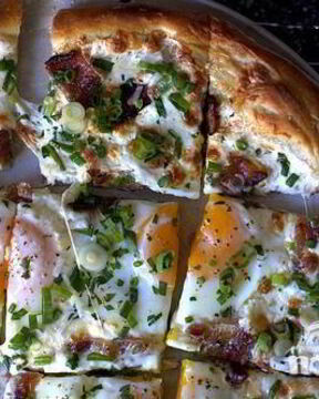 Пицца на завтрак с беконом, сыром и яйцами