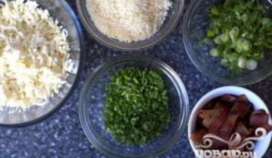 пицца на завтрак с беконом, сыром и яйцами