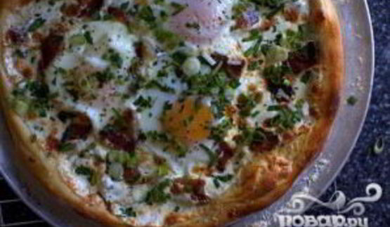 пицца на завтрак с беконом, сыром и яйцами