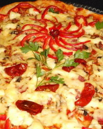 Рецепт пиццы праздничной с колбасой