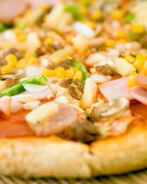 Пицца с ананасами, колбасой, сладкой кукурузой и томатами