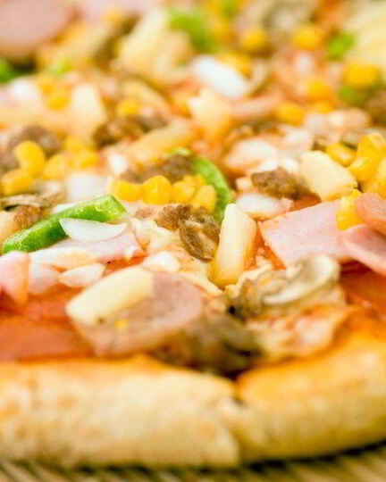 Рецепт пиццы с ананасами, колбасой, сладкой кукурузой и томатами